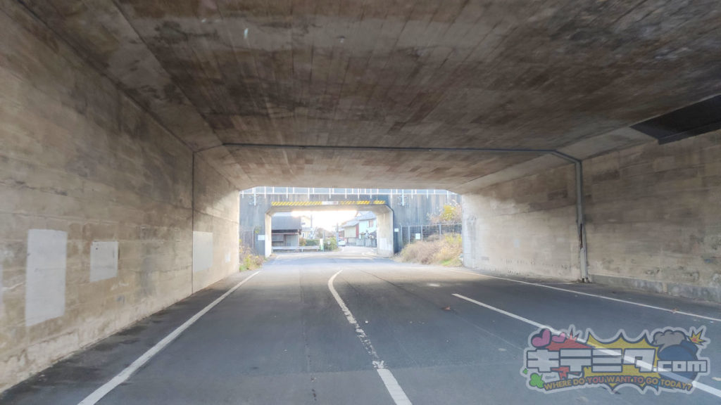 コストコ岐阜羽島倉庫店への最速ルートは高速道路高架下トンネルをくぐる。
