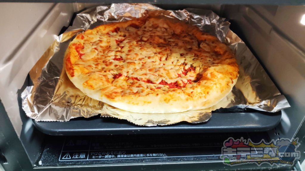 カネスエ500円本格ピザをオーブンに投入！